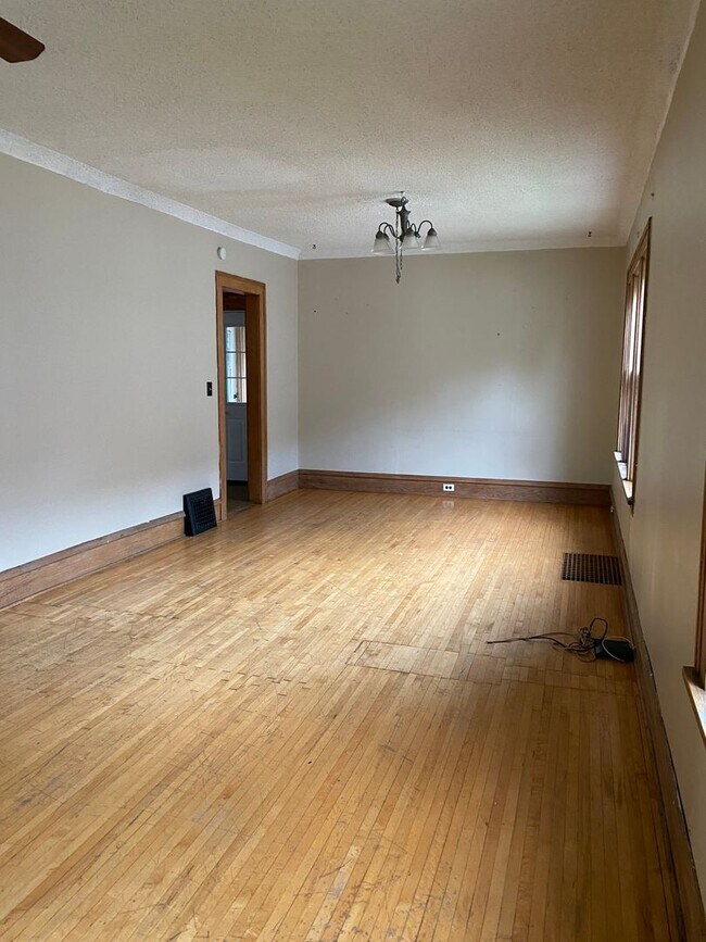 Building Photo - Large Como 5 Bedroom- Sept 2025!  Huge Liv...