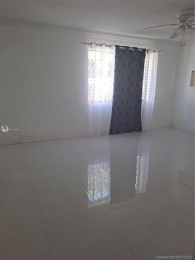 Foto del edificio - 2744 NW 55th St