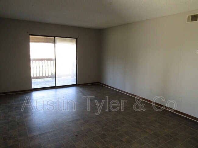Building Photo - 2152 Lovers Ln