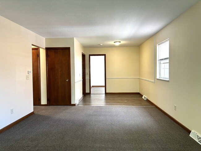 Building Photo - 3933 Clareridge Dr