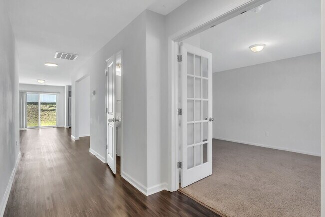 Foto del edificio - Modern 4-Bedroom Home in Butler Knoll – La...