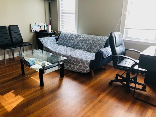Sala de estar - 53 Germain Ave