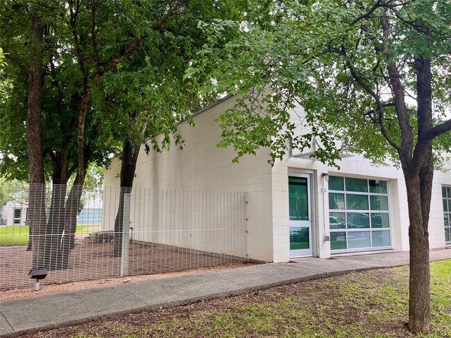 Foto del edificio - 902 Gardner Rd
