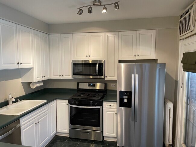Foto del edificio - 7631 N Eastlake Terrace