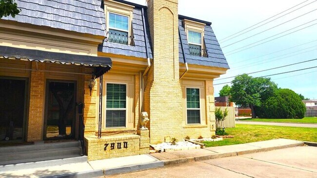 Building Photo - 3 Bed 2 Bath Townhome in Lakehurst Add NW OKC