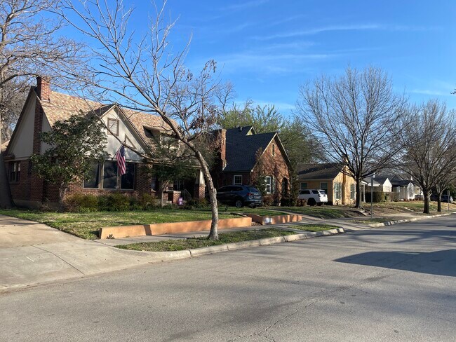 Foto del edificio - 3232 Cockrell Ave