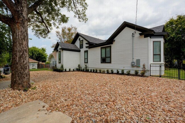Foto del edificio - 901 Shoal Cliff Ct