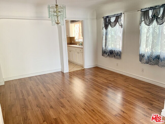 Foto del edificio - 829 N Ridgewood Pl