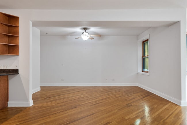 Foto del edificio - 7010 S Clyde Ave