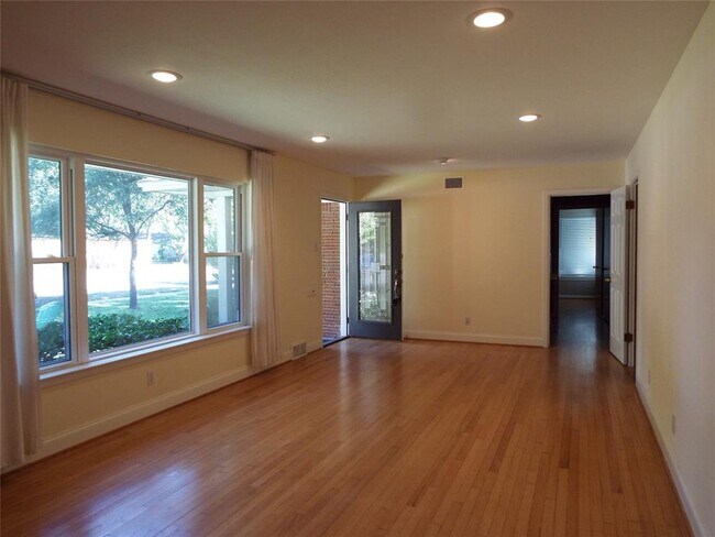 Building Photo - 1722 Quadrangle Dr