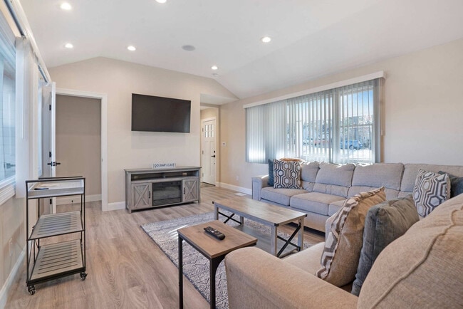 Building Photo - 187 Lakeside Trail