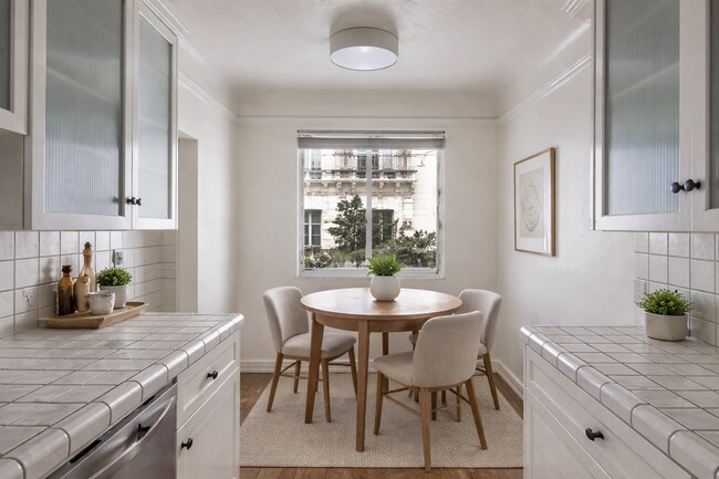 Foto del edificio - 1345 N Hayworth Ave