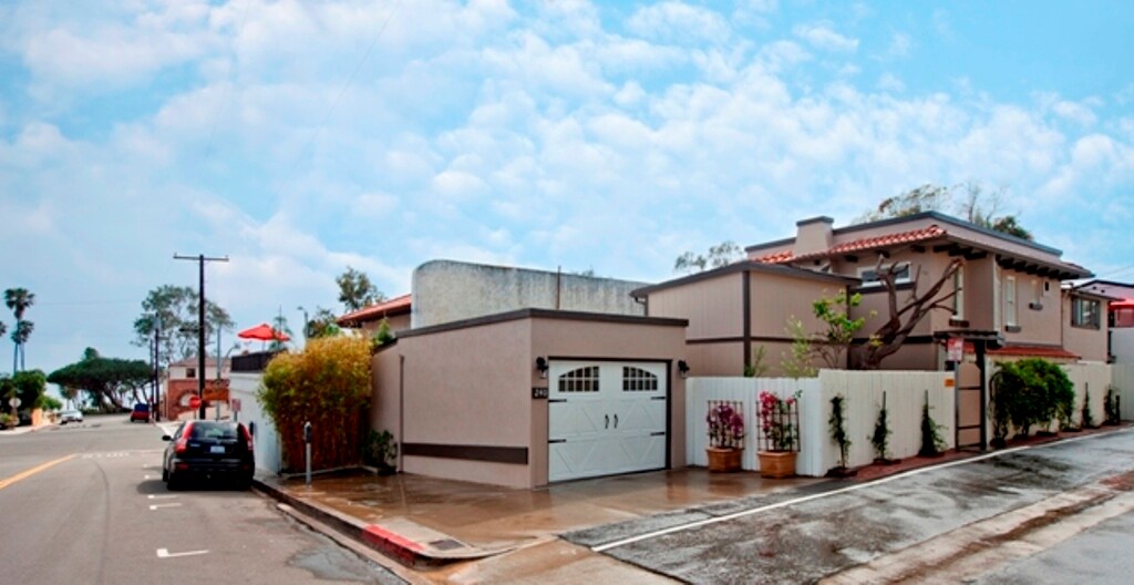 Primary Photo - 240 Jasmine St