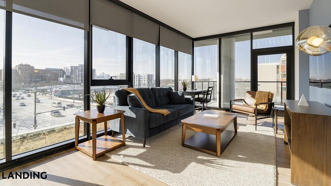 Building Photo - 513 S Damen Ave