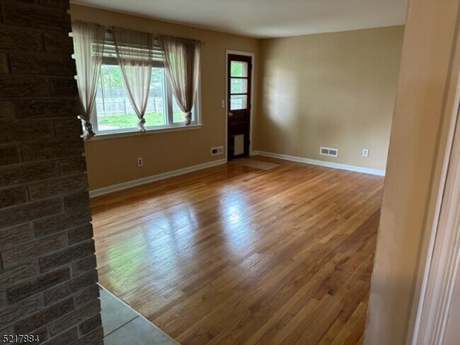 Building Photo - 3 Woodland Pl