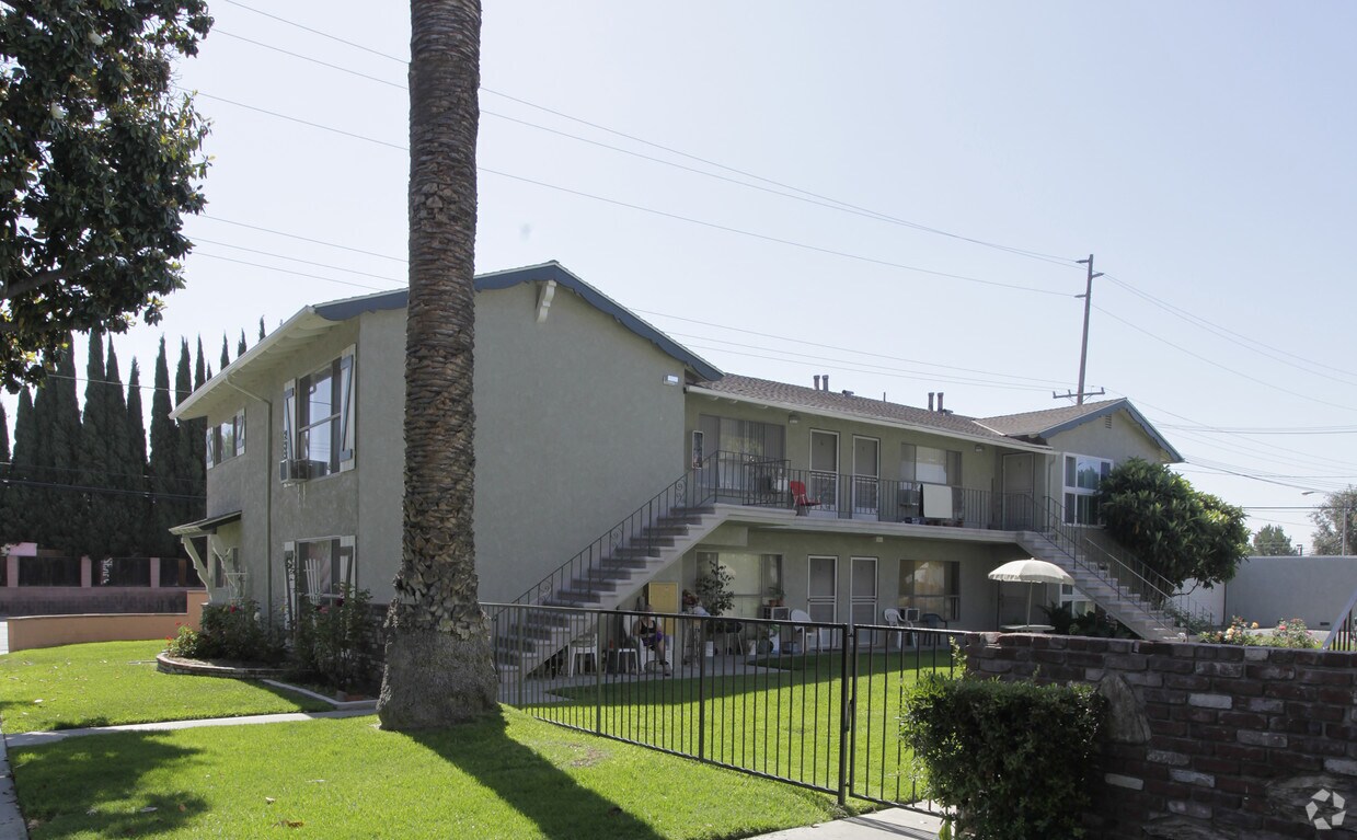 Foto principal - 2334 E Santa Fe Ave