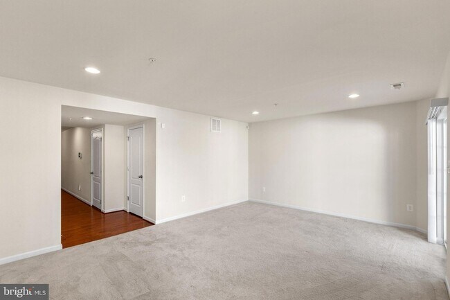 Foto del edificio - 5345 Tweeddale Pl