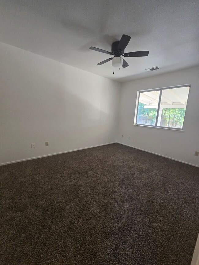Foto del edificio - 3 Br 1 Ba available now