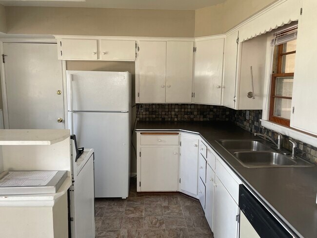 Building Photo - 3215 S Mount Carmel Ave