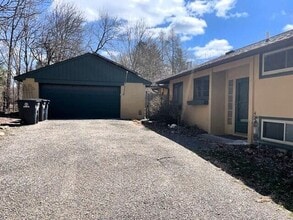 Building Photo - 3079 Pittsview Dr