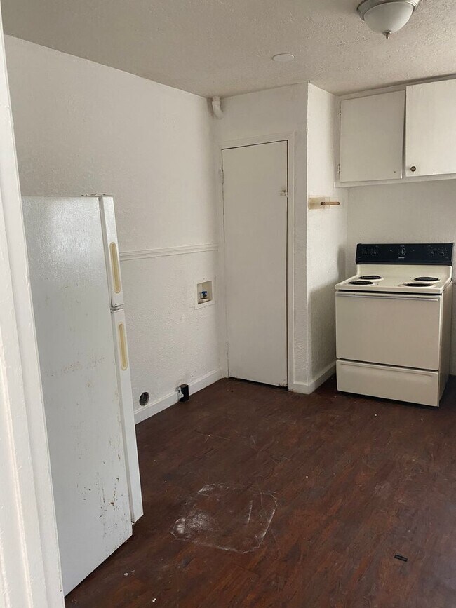 Foto del edificio - $299 December Rent-Cozy 2 bed 1 bath, hard...