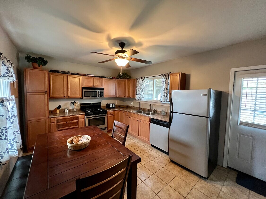 Primary Photo - 1104 Cornell St