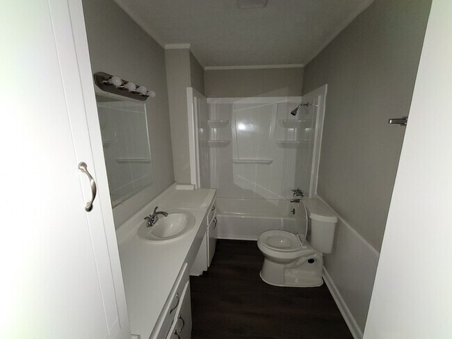 Building Photo - Newly Renovated home with spacious floor plan