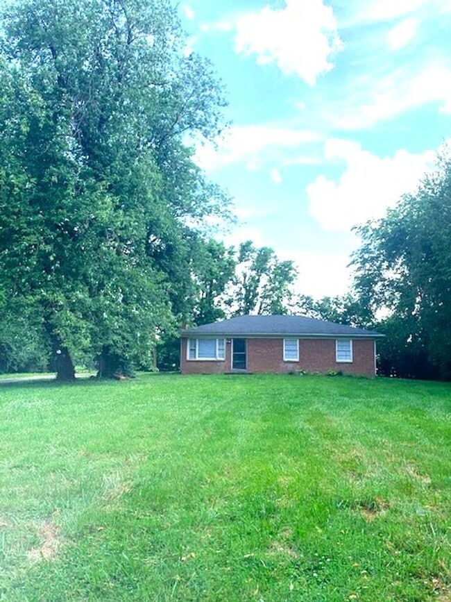 Building Photo - Custom Farm House In The City!       250708
