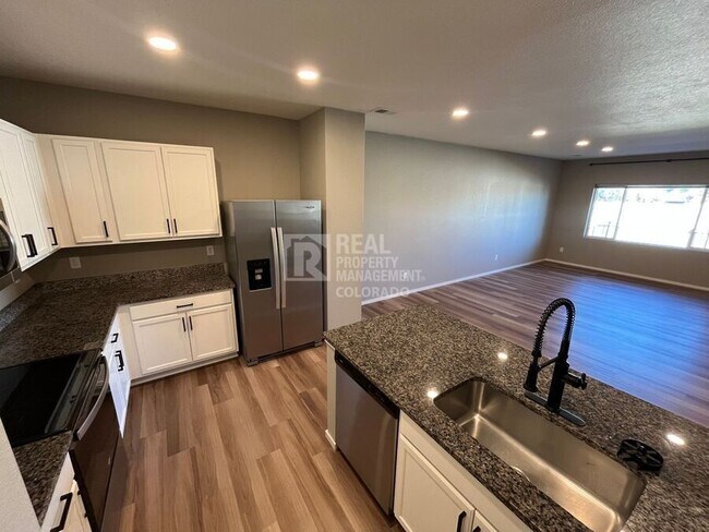 Foto del edificio - 3644 Ronald Reagan Ave