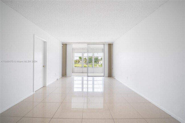 Foto del edificio - 6550 Royal Palm Blvd