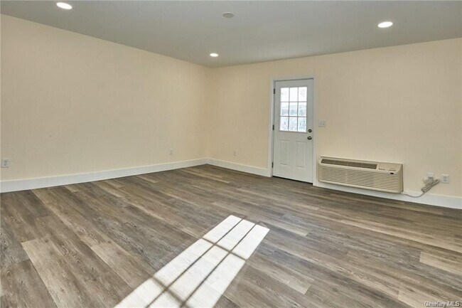 Building Photo - 15 1st St