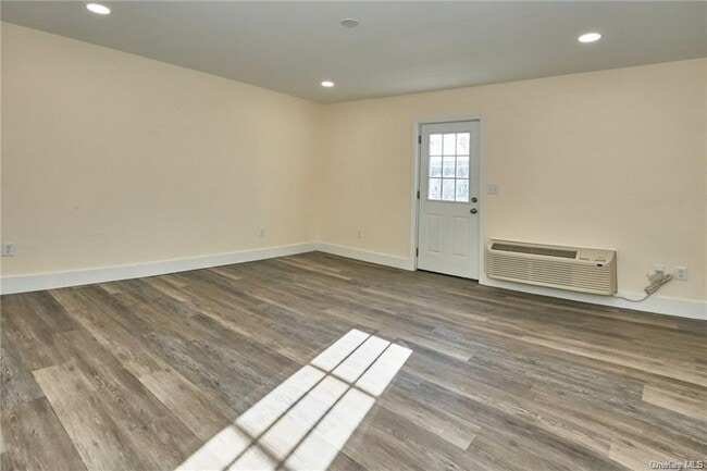 Building Photo - 15 1st St