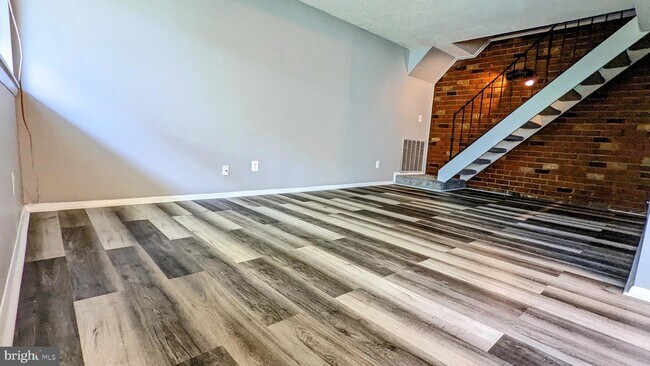 Foto del edificio - 1703 Fountain Rock Way