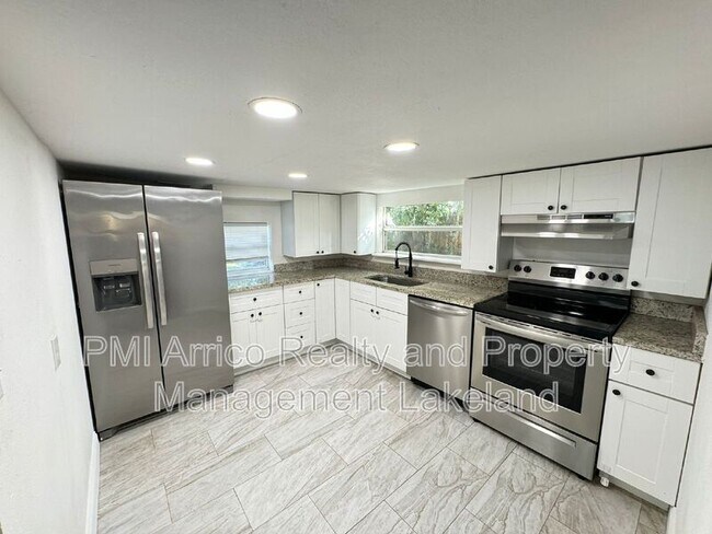 Building Photo - 402 Lenox St