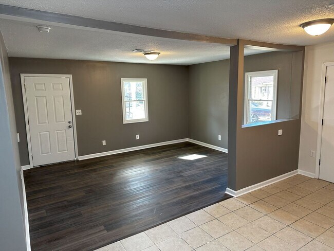 Building Photo - Charming 3 Bedroom, 1 Bath Home on quiet C...