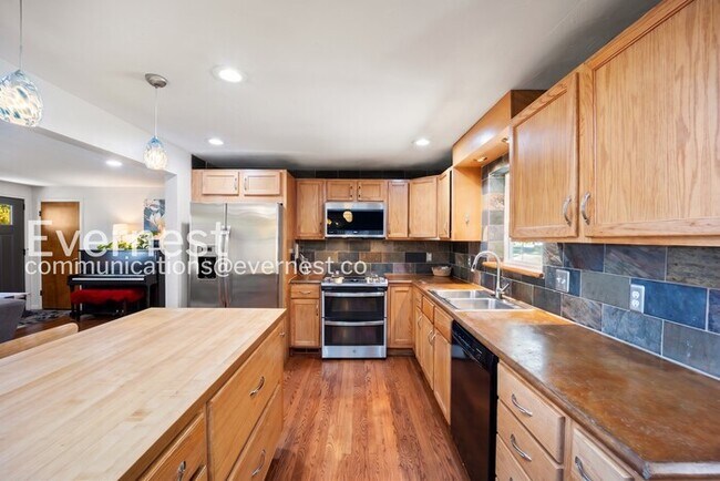 Foto del edificio - 4-Bed/2-Bath House Charming Home with Fenced Yard/ Available Now!