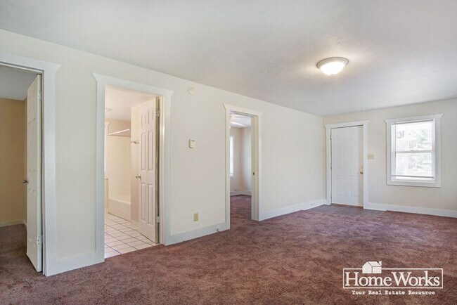Building Photo - 1213 E Sorin St