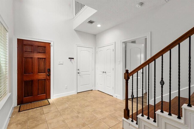 Foto del edificio - 835 Garden Oaks Terrace