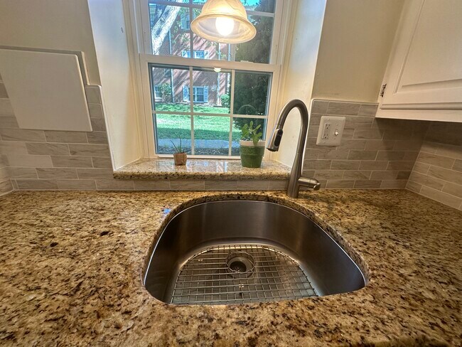 Granite Countertop - 822 South Ave