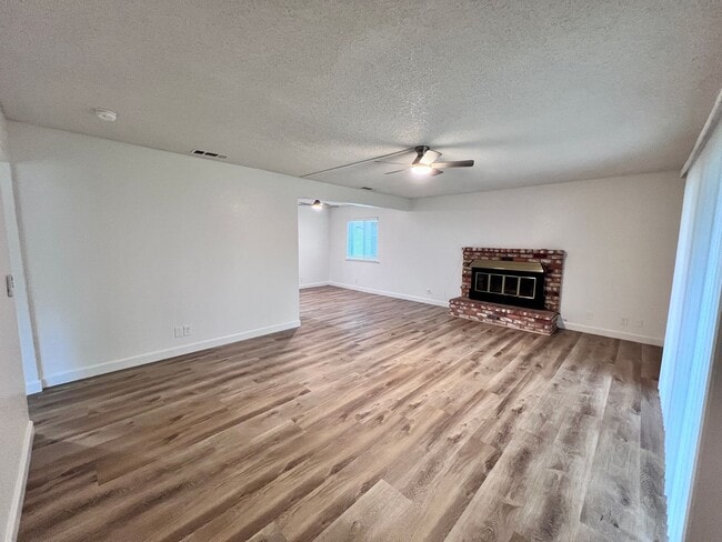 Foto del edificio - $2,595 Fresno St. & Bullard, 4 Bedroom House - E. Escalon Ave, Fresno