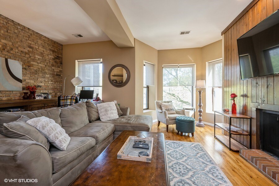 Unit 2- Living Room - 845 W Leland Ave