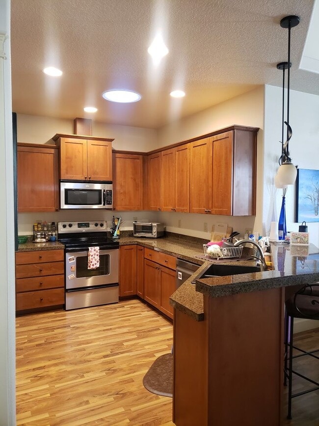 Building Photo - Charming & Comfortable Home
