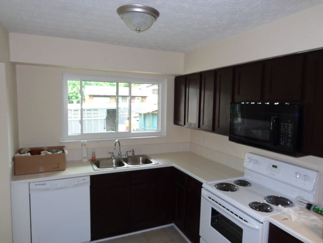 Foto principal - Inviting 3-Bedroom Split-Level Home with E...