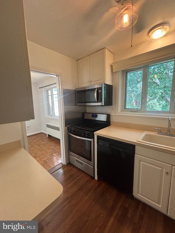 Foto del edificio - 10401 Montrose Ave