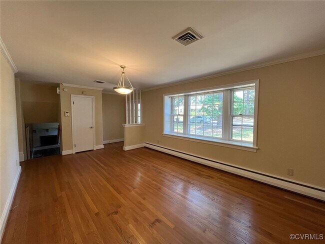 Foto del edificio - 9301 Newhall Rd