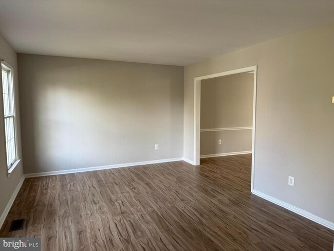 Foto del edificio - 8659 Bannerwood Dr