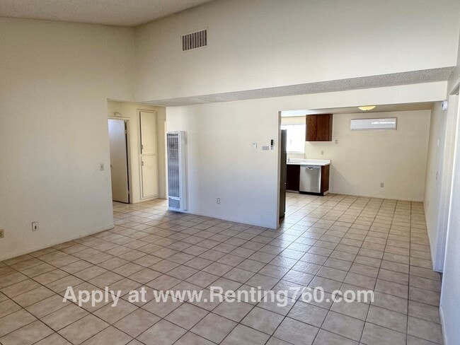 Foto del edificio - Spacious 2 Bed 1 Bath Home With Indoor Laundry Room