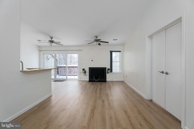 Foto del edificio - 7123 Elm Ct