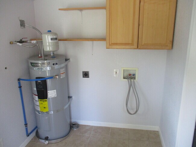 Washer/Dryer hookup - 10848 Orchard Ave SE