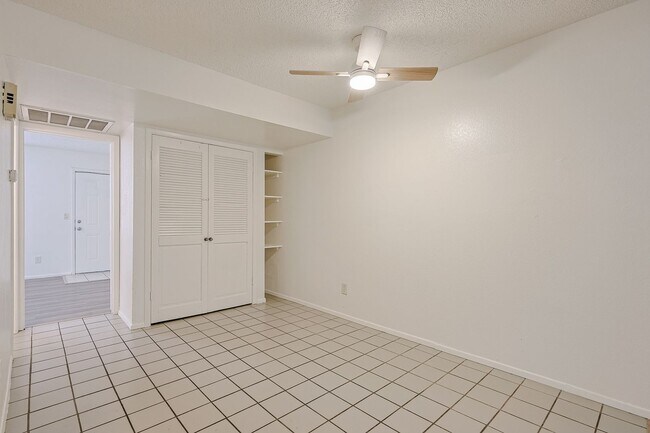 Building Photo - Value priced in North Phoenix!
